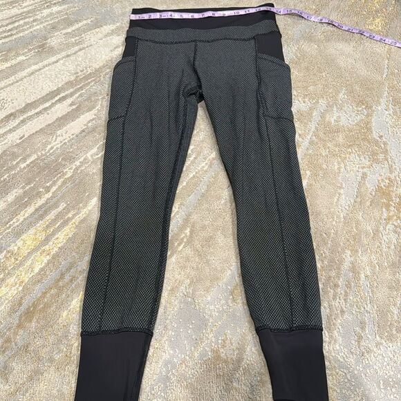 Lululemon En Route Crop Diamond Dot Black White / Black size 6 in EUC - Picture 3 of 8